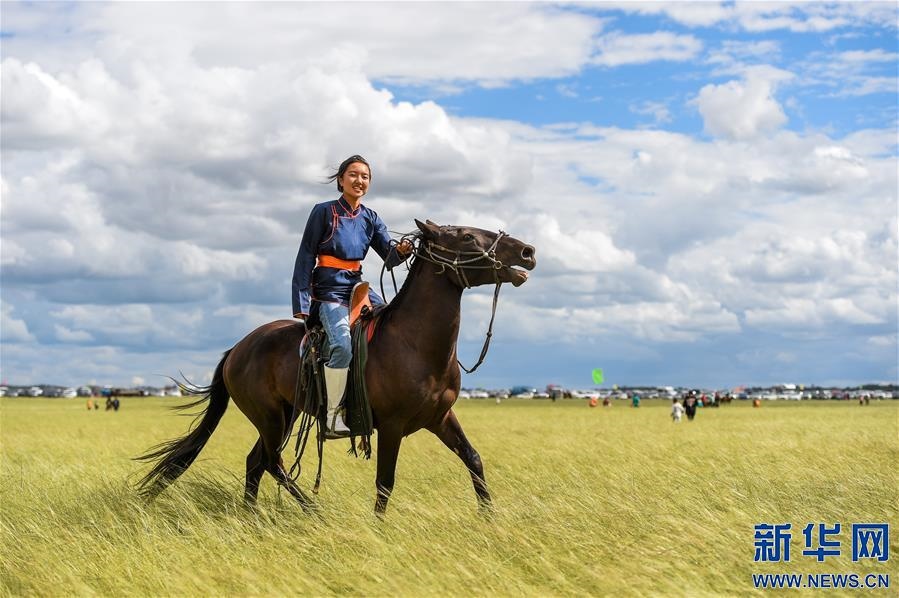 (特別的暑期生活·圖片故事)(2)草原女孩錫林花的暑期“歡樂時(shí)光”