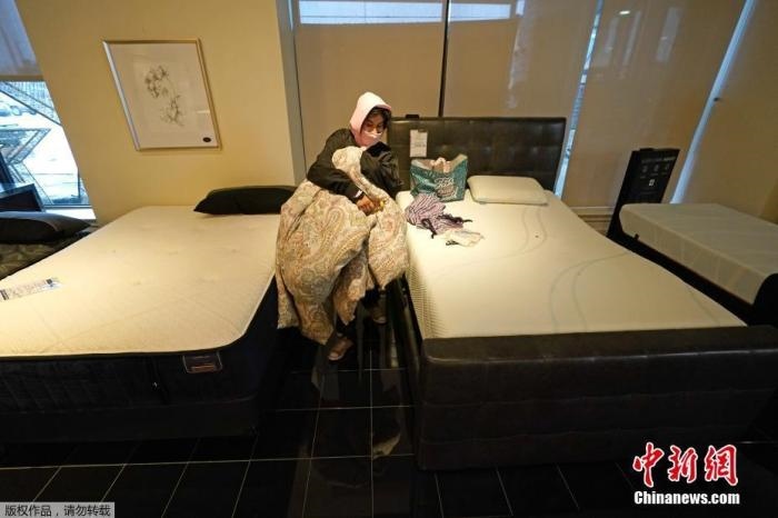 當(dāng)?shù)貢r間2月17日，美國得州的一家畫廊兼家具店內(nèi)，大批民眾來此避寒取暖，其中不乏一些人帶著被子來過夜。美國近日遭遇極寒天氣侵襲，多地氣溫創(chuàng)近年新低，其中得州災(zāi)情最嚴(yán)重，暴風(fēng)雪導(dǎo)致電網(wǎng)在酷寒中癱瘓，約400萬居民家中長時間停電。美國國家氣象局表示，得州休斯敦等地的氣溫甚至比靠近北極圈的阿拉斯加還要低。