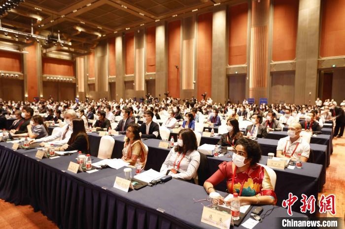 500余名專家學(xué)者、嘉賓代表以線上線下方式參加開(kāi)幕式。　盛佳鵬 攝