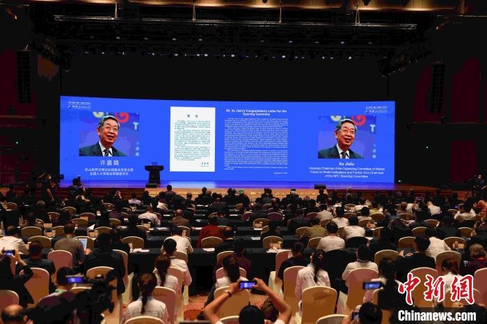 第九屆、第十屆全國(guó)人大常委會(huì)副委員長(zhǎng)許嘉璐向大會(huì)發(fā)來(lái)賀信?！∈⒓样i 攝