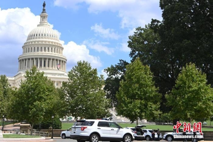 當(dāng)?shù)貢r(shí)間8月19日，一名男子駕駛黑色皮卡至國(guó)會(huì)圖書館前，并聲稱車上有炸彈。該事件導(dǎo)致美國(guó)國(guó)會(huì)大廈周邊街道封鎖，警方還疏散了周邊國(guó)會(huì)辦公樓和聯(lián)邦最高法院里的工作人員。圖為警方在美國(guó)會(huì)大廈西側(cè)廣場(chǎng)警戒。 <a target='_blank' href='http://www.chinanews.com/'>中新社</a>記者 陳孟統(tǒng) 攝