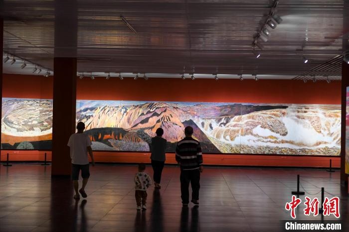 162米巨幅油畫(huà)長(zhǎng)卷《黃河》吸引市民駐足觀看。　楊華峰 攝
