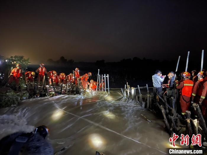 消防員分成左右兩路，同時發(fā)起決口封堵總攻。　閆旭輝 攝