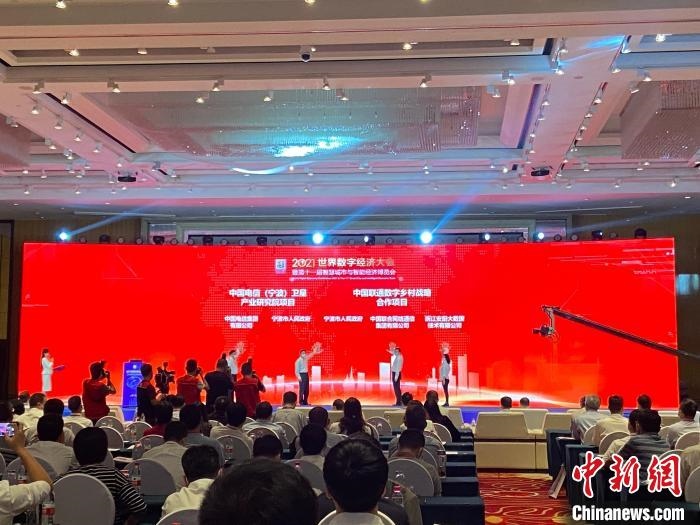 簽約現(xiàn)場(chǎng)?！×植?攝