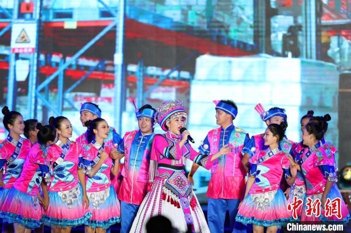 專場晚會上的民族歌舞表演?！涕L嬌 攝