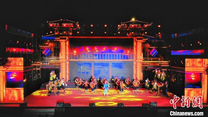 2021昭君文化旅游活動專場晚會現(xiàn)場?！≈苄橇?攝