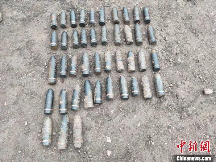 圖為發(fā)現(xiàn)的遺留炮彈?！√厝崭駱?lè) 攝