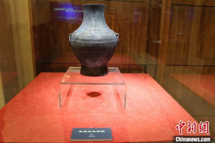 二級文物戰(zhàn)國時期漆蓋云紋銅壺?！≮w曉 攝