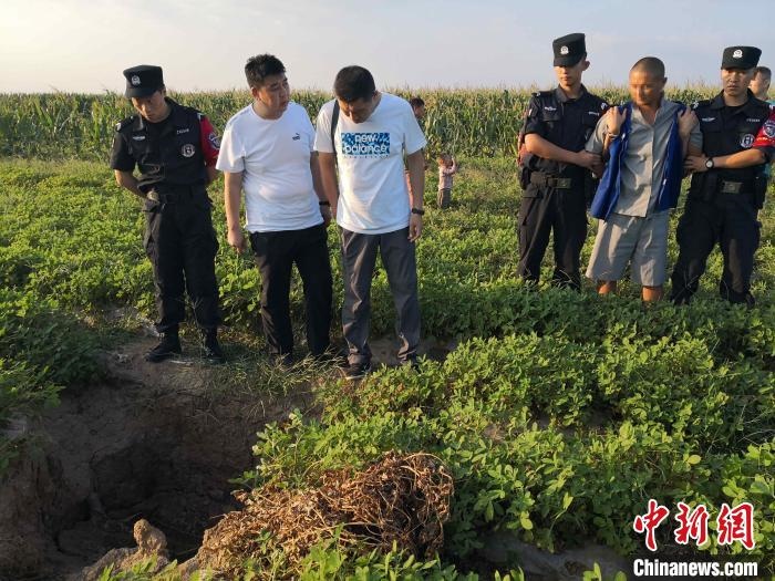 資料圖：犯罪嫌疑人辨認作案現(xiàn)場?！〖蜗榭h公安局供圖