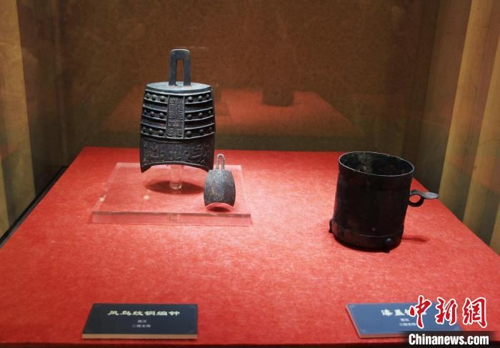 二級文物西漢鳳鳥紋銅編鐘、漆蓋銅卮?！≮w曉 攝