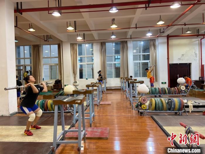 石智勇的師弟師妹們訓(xùn)練場(chǎng)景?！×植?攝