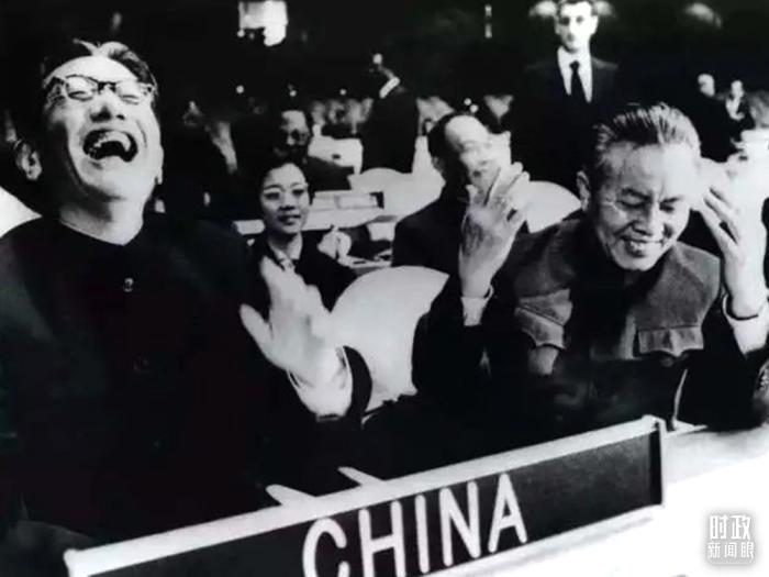 △1971年11月15日，以外交部副部長(zhǎng)喬冠華(左一)為團(tuán)長(zhǎng)、黃華(右一)為副團(tuán)長(zhǎng)的中國(guó)代表團(tuán)，首次出現(xiàn)在聯(lián)合國(guó)大會(huì)上。(資料圖)