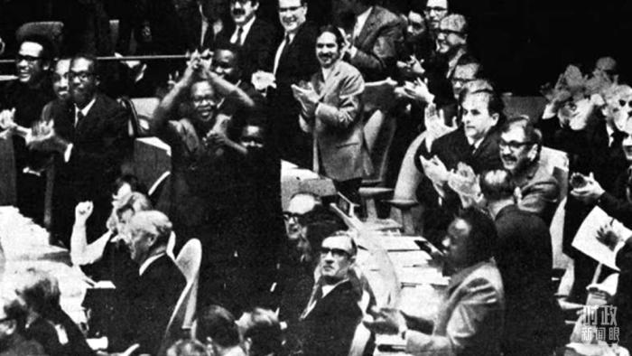 △第2758號(hào)決議通過后，現(xiàn)場(chǎng)爆發(fā)出熱烈歡呼聲。(資料圖)