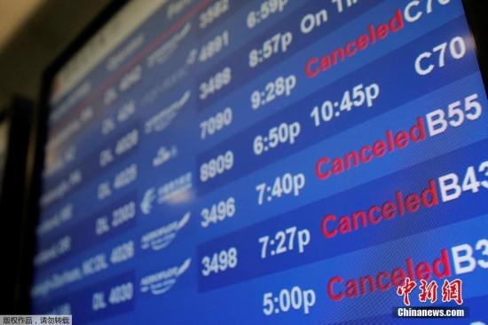 水管破裂造成第四航站樓的多家航班延誤或取消。圖為航站樓內(nèi)的電子公告牌顯示航班信息。