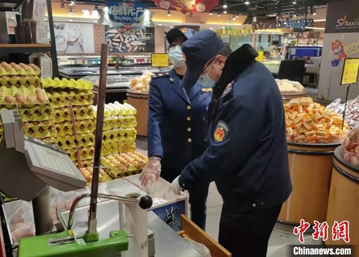 圖為疫情期間，甘肅嘉峪關(guān)市場(chǎng)監(jiān)管局工作人員檢查蔬菜市場(chǎng)?！?柴佳楠 　攝