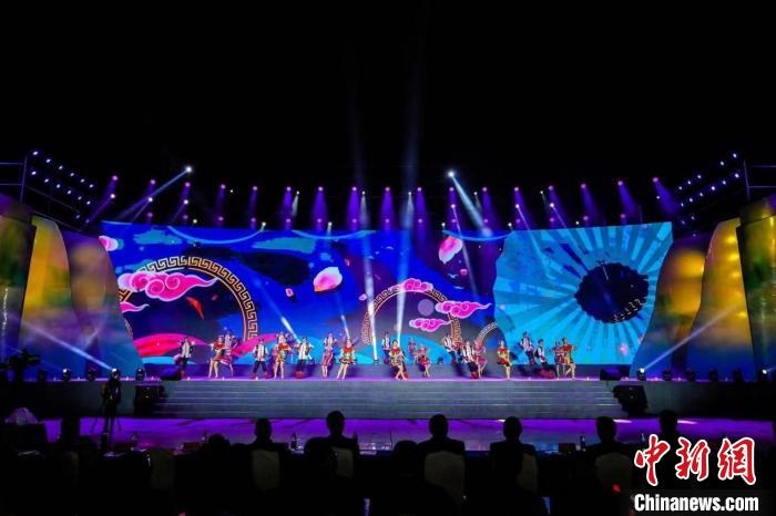 圖為中國·重慶秀山第二屆“金山銀山”文化旅游節(jié)開幕現(xiàn)場?！⌒闵娇h文旅委供圖