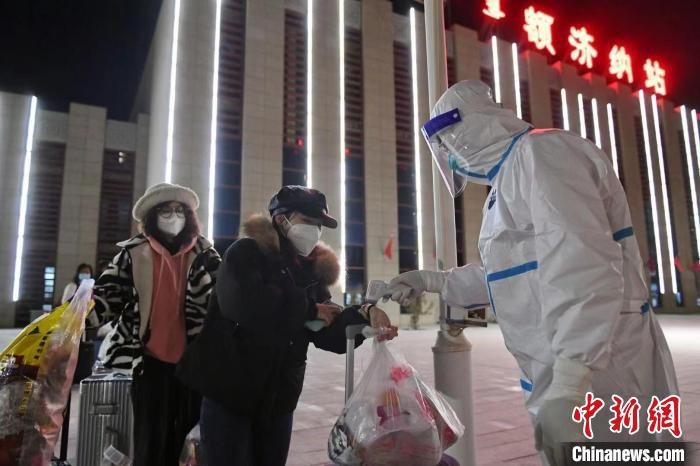 圖為滯留游客被有序轉(zhuǎn)運(yùn)至低風(fēng)險地區(qū)。　王磊 攝