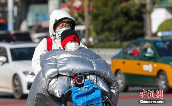 資料圖：市民在大風降溫天氣下出行。 <a target='_blank' href='http://www.chinanews.com/'>中新社</a>記者 賈天勇 攝