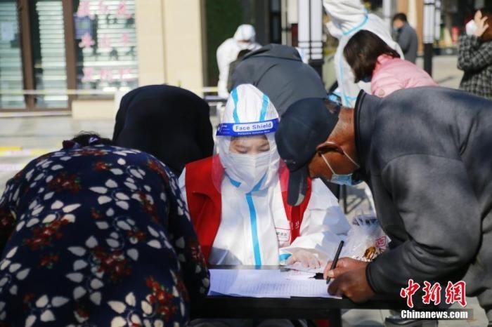 資料圖：青海省西寧市城西區(qū)一核酸檢測(cè)采樣點(diǎn)，居民進(jìn)行信息登記。<a target='_blank' href='http://www.chinanews.com/'>中新社</a>記者 馬銘言 攝