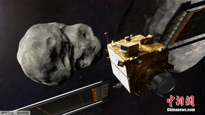 當(dāng)?shù)貢r間11月4日，法新社公布了兩張來自美國宇航局的太空效果圖，畫面顯示一艘宇宙飛船從小行星后面進行撞擊。據(jù)悉，美國宇航局計劃讓一艘以每小時24000公里的速度飛行的宇宙飛船撞上一顆小行星以進行“行星防御”測試，雖然地球尚且沒有面臨如此緊迫的危險。