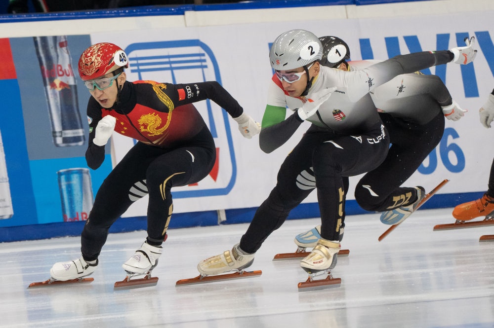 11月20日，中國選手武大靖(左)和匈牙利選手劉少林在比賽中。劉少林奪得冠軍，武大靖獲得第四名。新華社發(fā)(弗爾季·奧蒂洛 攝)