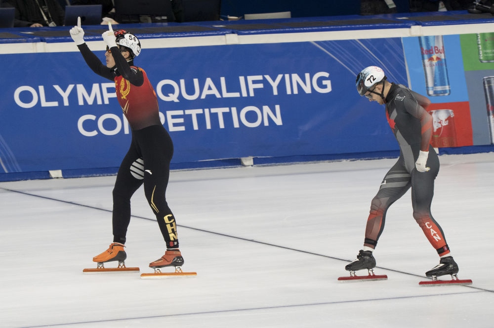 11月20日，任子威(左)在比賽后慶祝。新華社發(fā)(弗爾季·奧蒂洛 攝)