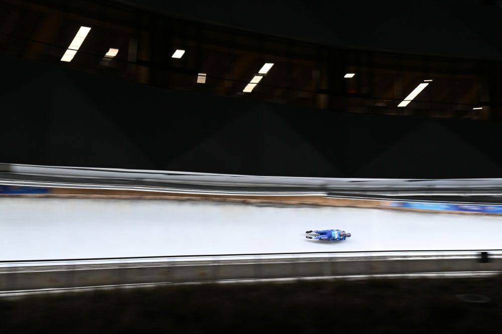 11月21日，美國選手馬茲德澤/泰爾迪曼在團(tuán)體接力比賽中。新華社記者陳益宸攝