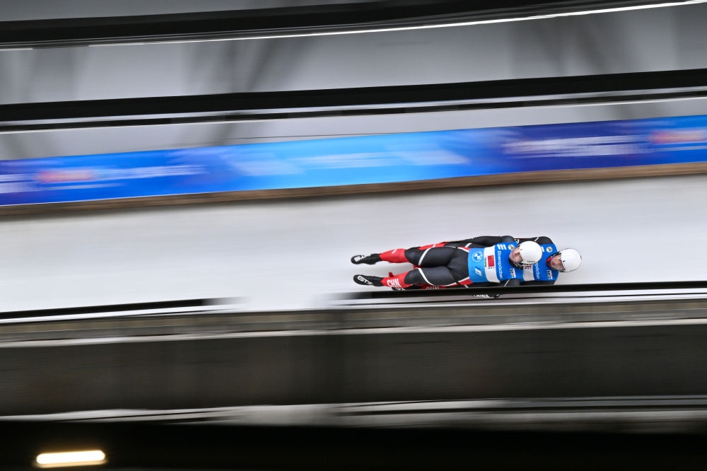 11月21日，“相約北京”國際雪橇聯(lián)合會雪橇世界杯，中國選手黃葉波/彭俊越在團(tuán)體接力比賽中。新華社記者陳益宸攝