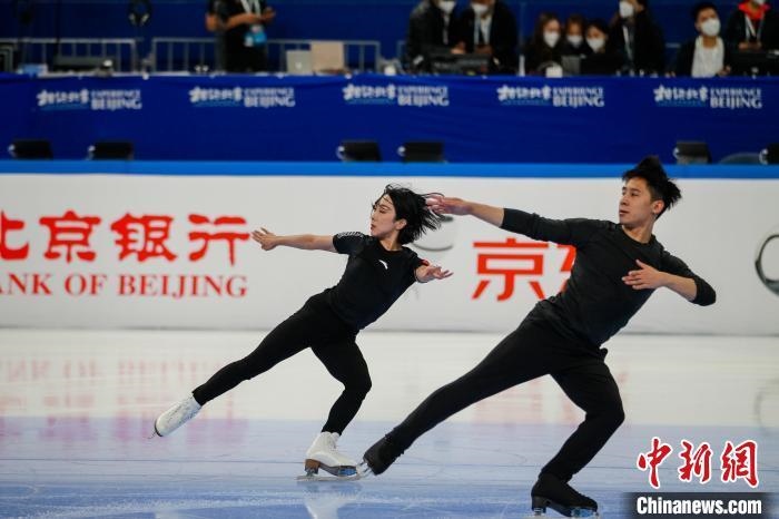 圖為隋文靜、韓聰在測試賽期間進行官方訓練 王洋 攝