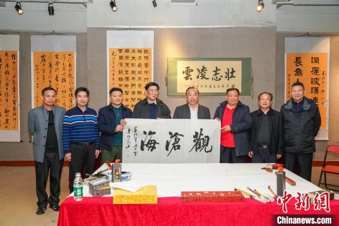 圖為百名將軍書(shū)畫(huà)展活動(dòng)現(xiàn)場(chǎng)。　宋秀杰 攝 攝