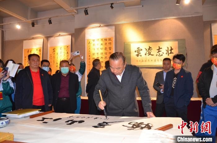 圖為“鐵軍老戰(zhàn)士”、著名書(shū)法家、解放軍報(bào)原副總編輯連俊義少將現(xiàn)場(chǎng)揮毫。　顏新陽(yáng) 攝 攝