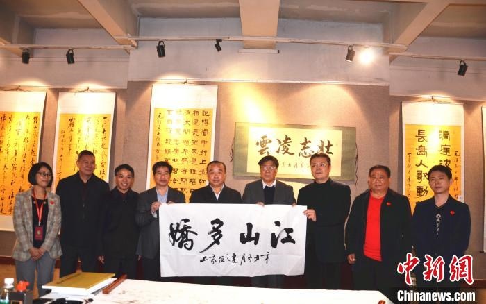 圖為百名將軍書(shū)畫(huà)展活動(dòng)現(xiàn)場(chǎng)。　顏新陽(yáng) 攝 攝