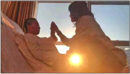 每天早上媽媽醒來后，母女倆都會迎著晨曦握手、擊掌。　視頻截圖