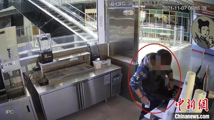 嫌疑人實施犯罪行為的監(jiān)控視頻?！↑S浦公安供圖