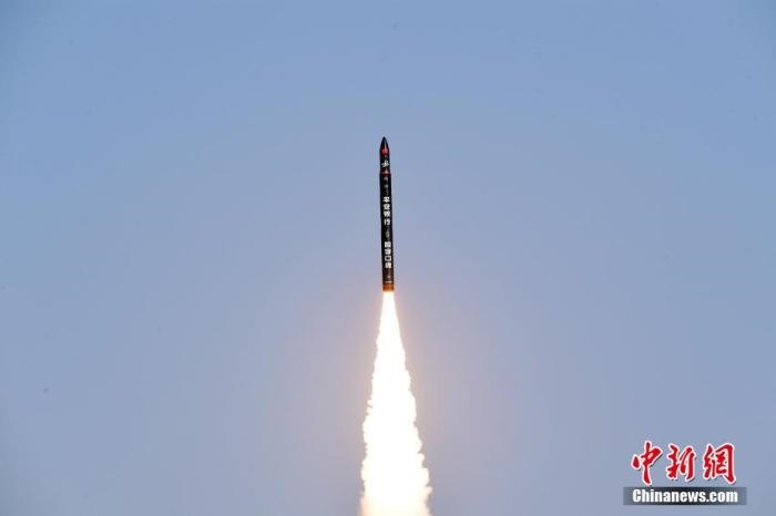 北京時(shí)間2021年12月7日12時(shí)12分，谷神星一號(hào)遙二運(yùn)載火箭在中國(guó)酒泉衛(wèi)星發(fā)射中心成功發(fā)射升空，將搭載的天津大學(xué)一號(hào)、麗澤一號(hào)、寶醞號(hào)、金紫荊五號(hào)、金紫荊一號(hào)03星等5顆小衛(wèi)星順利送入預(yù)定軌道，發(fā)射任務(wù)獲得圓滿成功。汪江波 攝