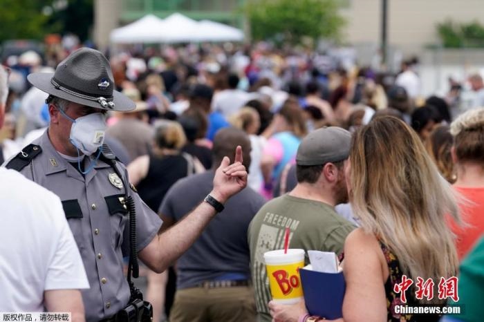 當?shù)貢r間6月17日，美國肯塔基州國會大樓外，上千名在疫情期間失業(yè)的美國民眾在此排隊等候進入大樓。據(jù)悉肯塔基州在疫情期間開設了臨時失業(yè)辦公室。