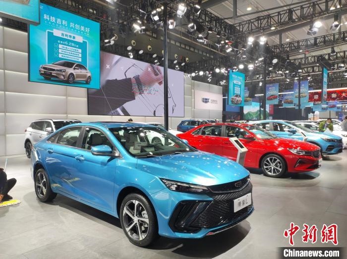 長沙國際車展上展出的汽車?！√菩∏?攝