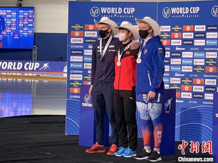 寧忠?guī)r在頒獎(jiǎng)儀式上?！『邶埥◇w育局提供