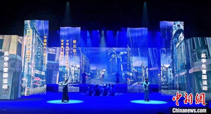 圖為“百年風華”大型音樂史詩劇現(xiàn)場。　劉海靈 攝