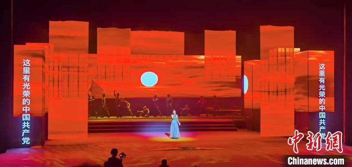 圖為“百年風華”大型音樂史詩劇現(xiàn)場?！⒑ｌ` 攝