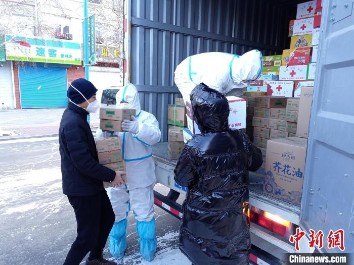 圖為滿洲里物資保障巡回補(bǔ)給車隊(duì)配貨現(xiàn)場(chǎng)。　秦甜偉 攝