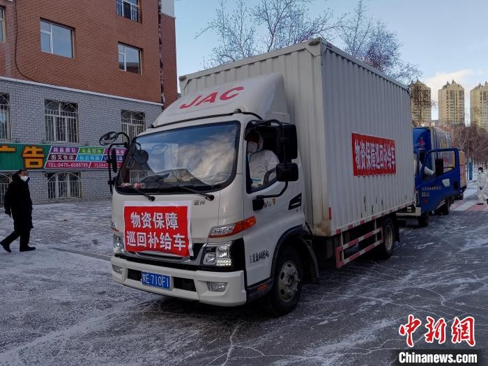 圖為滿洲里物資保障巡回補(bǔ)給車隊(duì)配貨現(xiàn)場(chǎng)?！∏靥饌?攝