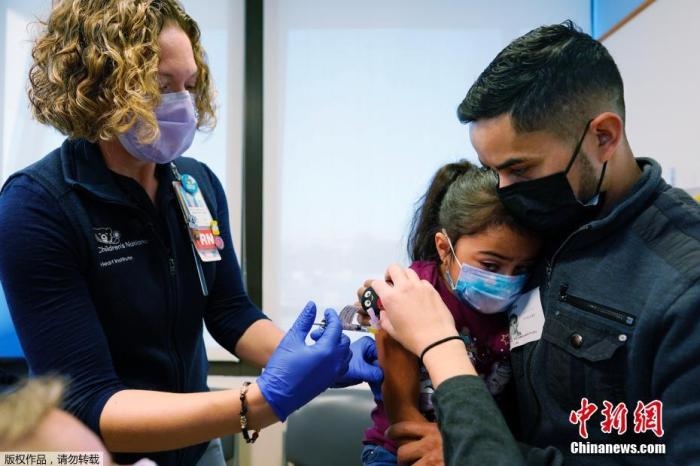 資料圖：當(dāng)?shù)貢r(shí)間11月3日，美國華盛頓，國立兒童醫(yī)院為孩子接種疫苗。美國新冠疫苗接種進(jìn)入了一個(gè)新階段，數(shù)百萬名小學(xué)生現(xiàn)在可以接種疫苗。