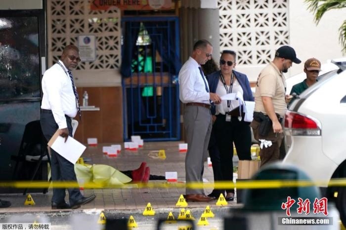 當(dāng)?shù)貢r(shí)間5月30日凌晨，位于美國(guó)佛羅里達(dá)州東南部的邁阿密戴德縣發(fā)生大規(guī)模槍擊事件，造成2人死亡、20多人受傷。圖為槍擊案現(xiàn)場(chǎng)。