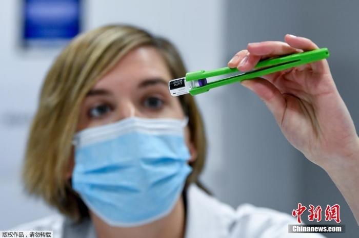 資料圖：比利時(shí)醫(yī)護(hù)人員正在準(zhǔn)備新冠疫苗接種工作。