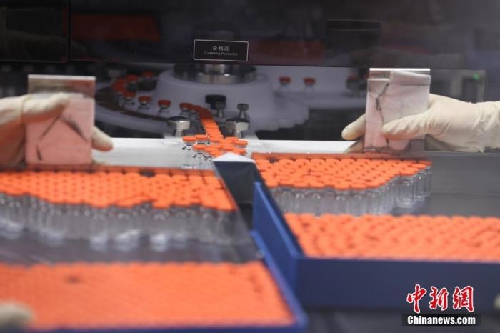 資料圖：北京科興中維生物技術(shù)有限公司生產(chǎn)線上的疫苗。 <a target='_blank' href='/'>中新社</a>記者 蔣啟明 攝 　
