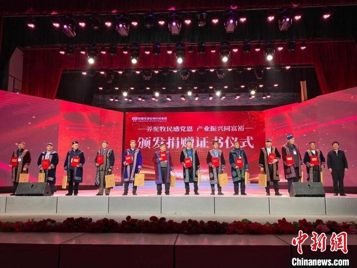 阿勒泰地區(qū)牧民靠企業(yè)的幫扶走上了致富道路?！」o琨 攝