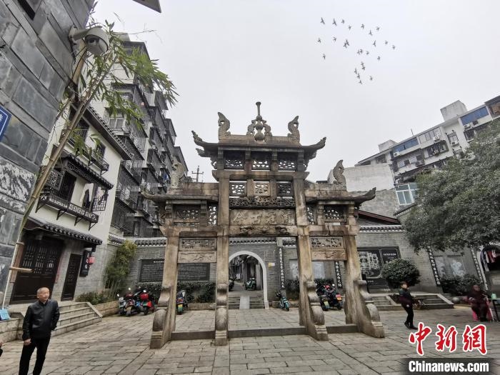 “道冠古今”牌坊?！×荷?攝