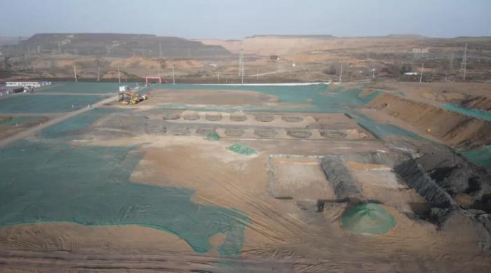 2021年12月11日，督察組使用無人機拍攝，神木市蘭炭產(chǎn)業(yè)特色園區(qū)檸條塔片區(qū)廢水集中處理設(shè)施僅完成部分基礎(chǔ)建設(shè)