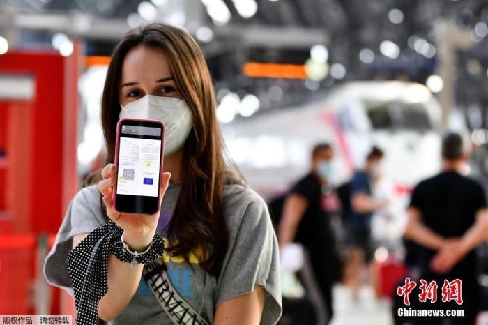 當?shù)貢r間2021年9月1日，意大利米蘭，乘客在火車站出示的健康證明。